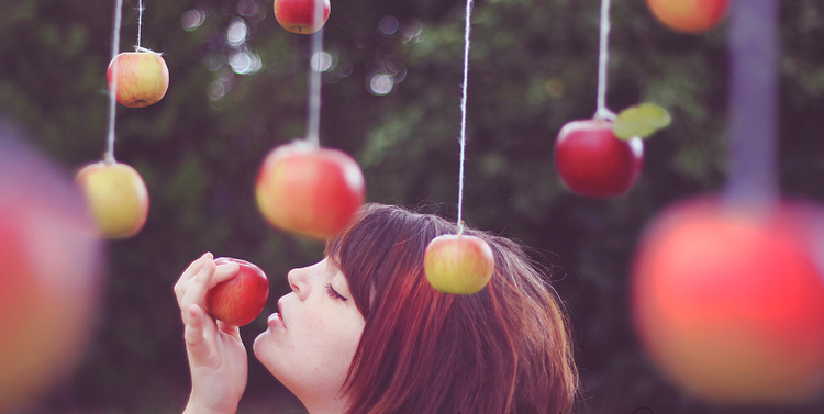Girl_apples02